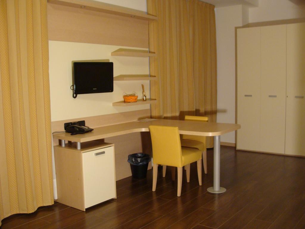 Groane Hotel Residence เชซาโน มาแดร์โน ห้อง รูปภาพ