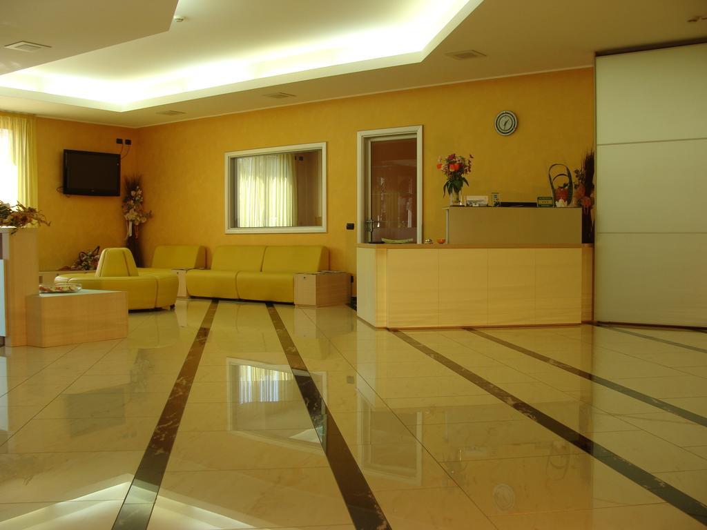 Groane Hotel Residence เชซาโน มาแดร์โน ภายนอก รูปภาพ