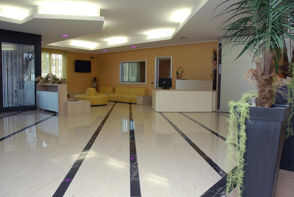 Groane Hotel Residence เชซาโน มาแดร์โน ภายนอก รูปภาพ