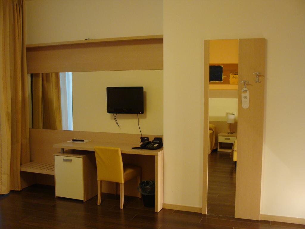 Groane Hotel Residence เชซาโน มาแดร์โน ภายนอก รูปภาพ