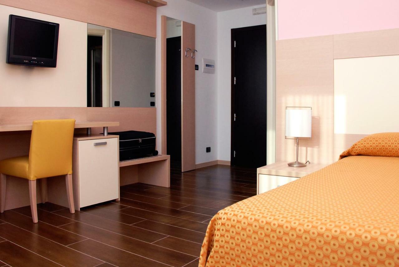 Groane Hotel Residence เชซาโน มาแดร์โน ภายนอก รูปภาพ