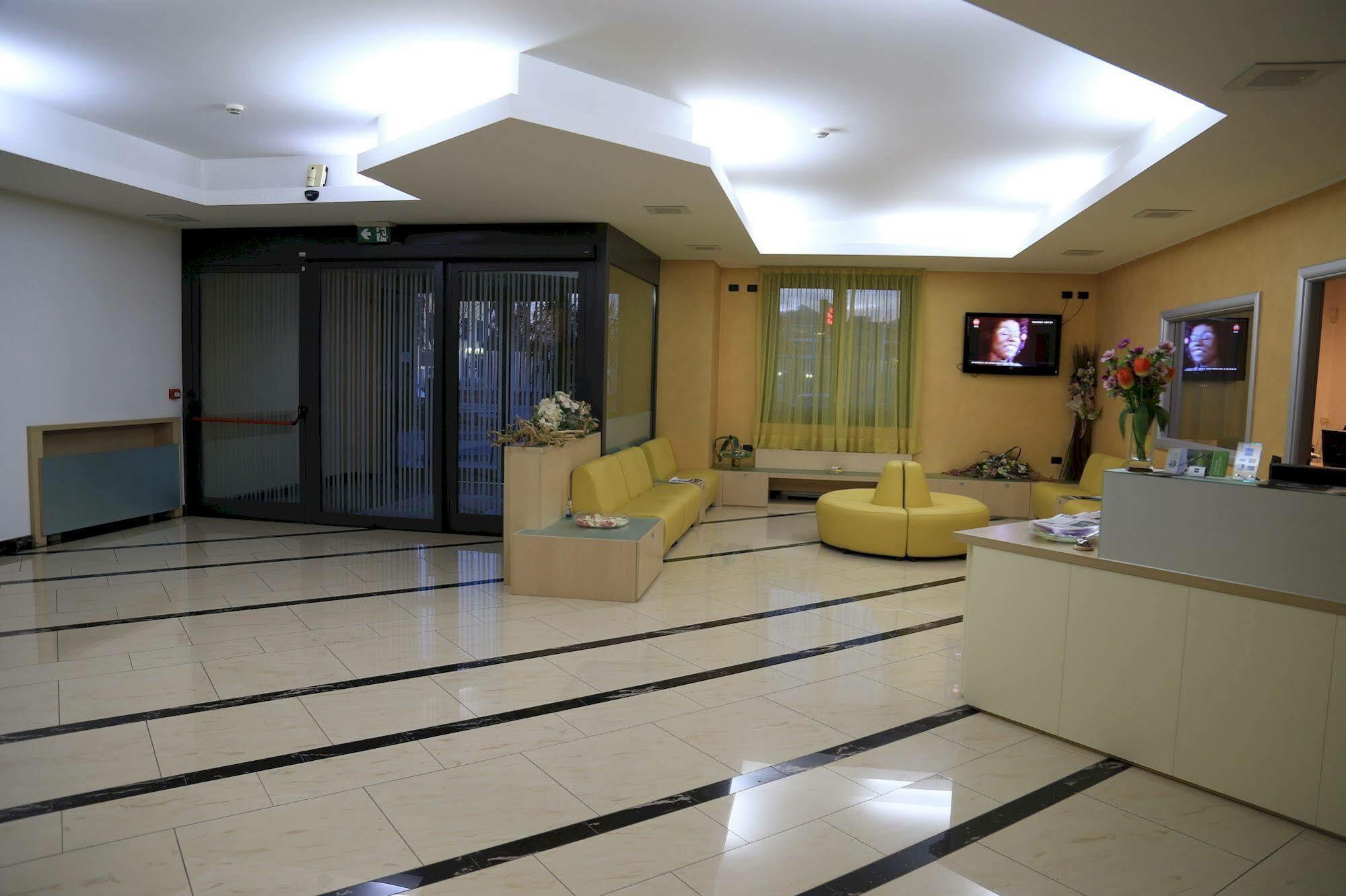 Groane Hotel Residence เชซาโน มาแดร์โน ภายนอก รูปภาพ