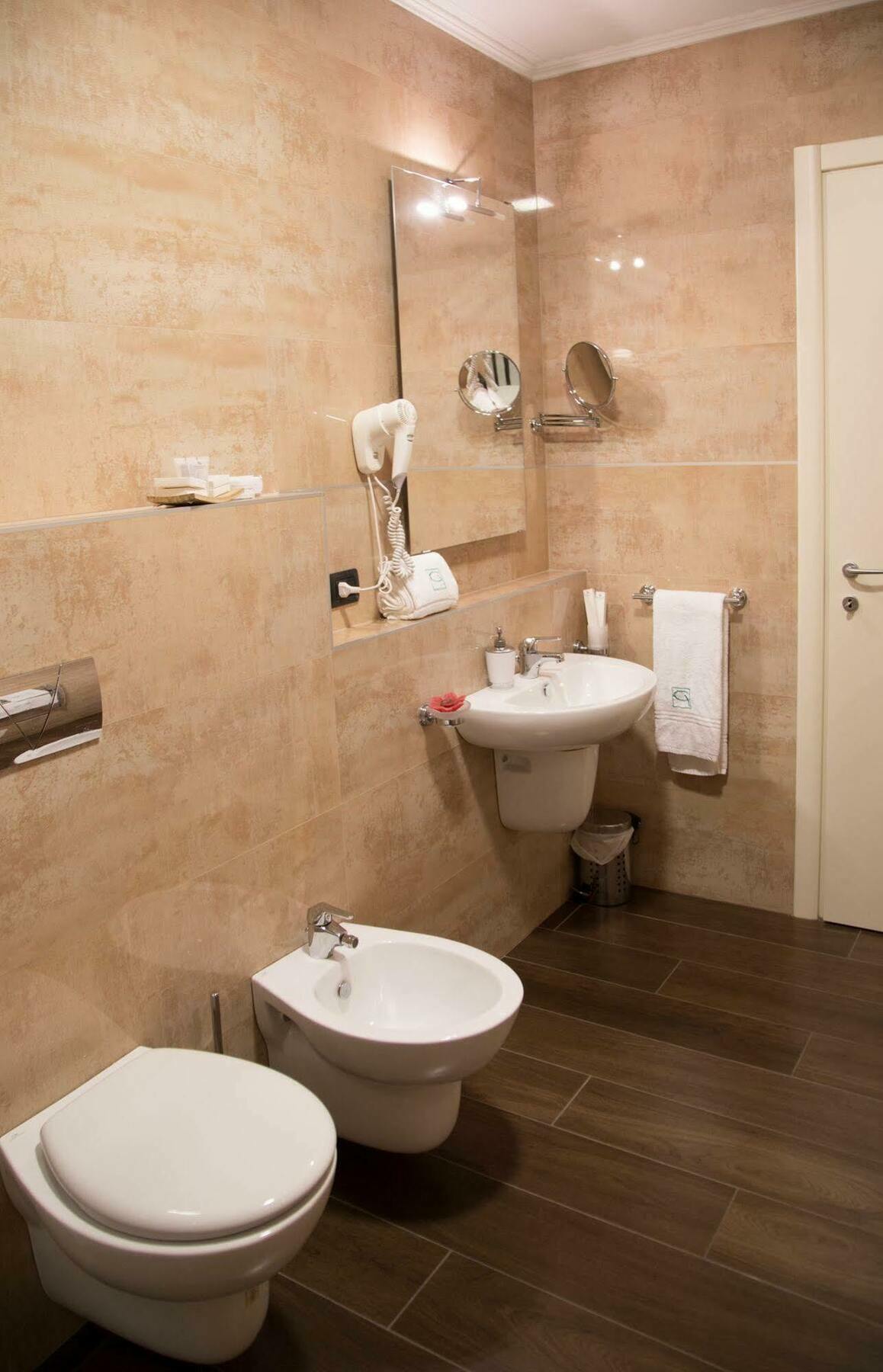 Groane Hotel Residence เชซาโน มาแดร์โน ภายนอก รูปภาพ
