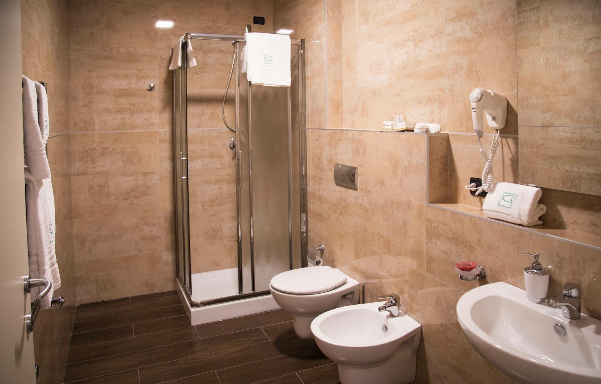 Groane Hotel Residence เชซาโน มาแดร์โน ภายนอก รูปภาพ