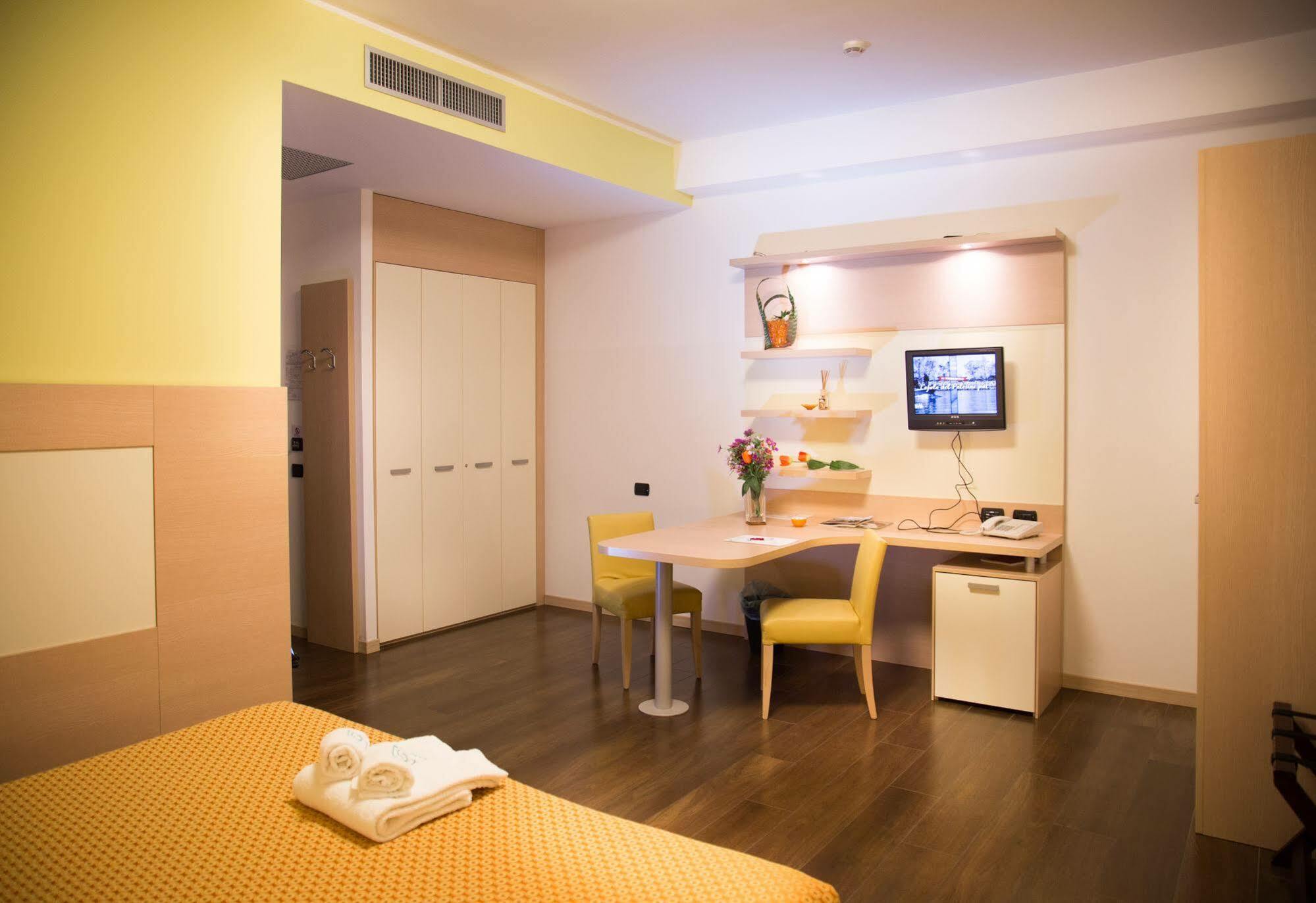 Groane Hotel Residence เชซาโน มาแดร์โน ภายนอก รูปภาพ