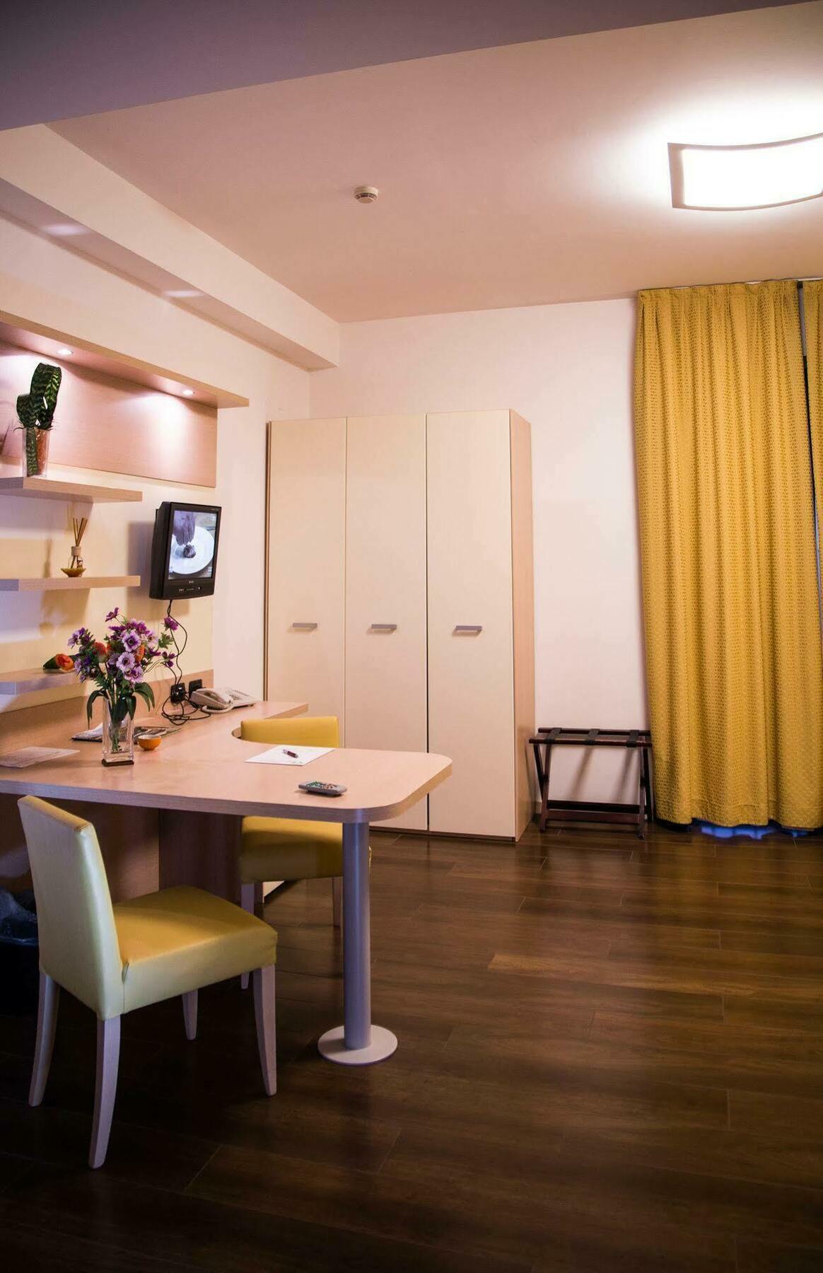 Groane Hotel Residence เชซาโน มาแดร์โน ภายนอก รูปภาพ